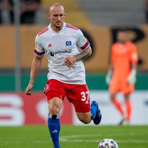 Schwangere Frau beleidigt: Fußballer schubst Fan auf Tribüne