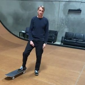 Zwei Wochen nach Unfall mit Bruch: Tony Hawk skatet wieder