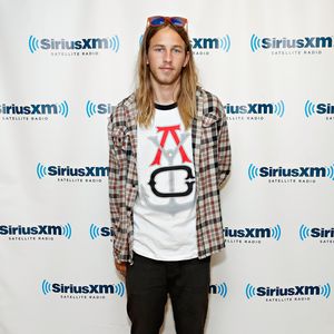Ganz der Papa? Riley Hawk teilt süßes Strampler-Pic vom Baby