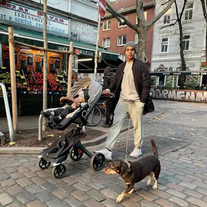 Nina Noels Freund kümmert sich entspannt um Kind und Hund