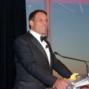 Hat US-Lebens-Coach Tony Robbins eine Schülerin missbraucht?