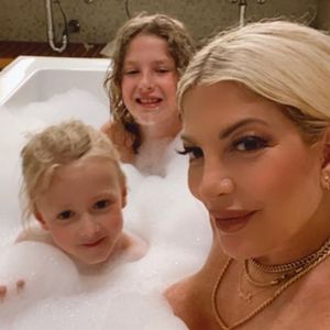 Weil sie mit ihren Söhnen badet: Tori Spelling bekommt Hate