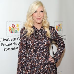 Selbst ist die Frau! Schwangere Tori Spelling stemmt Einkauf