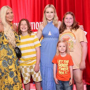 Im Spar-Urlaub: Tori Spelling hat mit Kids Spaß am Strand!