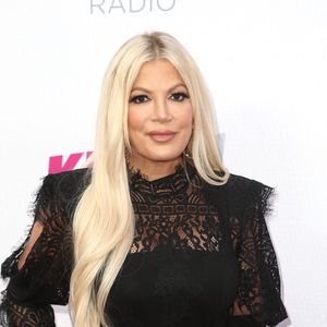 Symptome vorgetäuscht? Tori Spelling liegt im Krankenhaus
