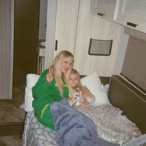 Total happy: Tori Spelling teilt Fotos aus Camping-Urlaub