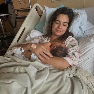 Zu Papas Geburtstag: Torrey DeVitto teilt erstes Babyfoto