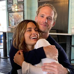 Schwangere Torrey DeVitto gibt ihrem Jared LaPine das Jawort