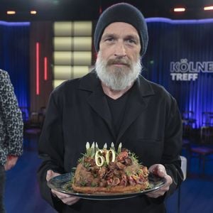 Lecker? Torsten Sträter bekommt zum 60. eine Torte aus Hack