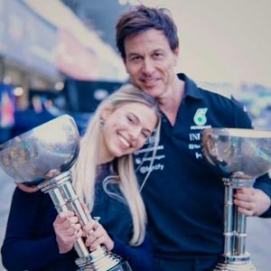 Mercedes-Formel-1-Chef Toto Wolff zeigt sich mit Tochter