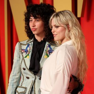 Towa Bird und Reneé Rapp geben ihr Red-Carpet-Debüt!