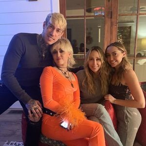 Mit Familienbild: Trace Cyrus gratuliert Tish zur Hochzeit