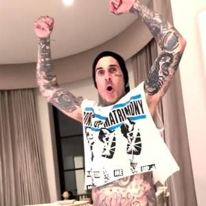 Lustiger Clip: Travis Barker wirft Windeln durch den Raum