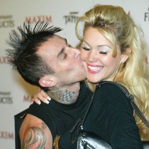 Travis Barkers Ex behauptet, sie wusste von Schwangerschaft
