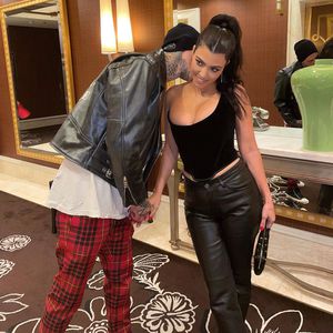 Süße Turtelfotos: Travis Barker küsst Kourtney K. auf Hals