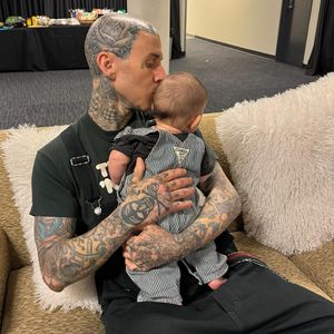 Travis Barker schwärmt vom einjährigen Vaterglück mit Rocky