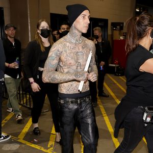 Nach Indizien zur Geburt: Travis Barker erstmals gesichtet!