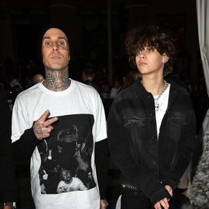 Travis Barker taucht nach Tour-Abbruch in Video von Sohn auf