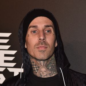 Travis Barker besucht Grabstätte von seiner Mutter Gloria