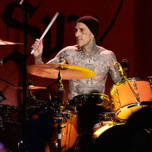Nach Klinik-Aufenthalt: Travis Barker feiert Bühnen-Comeback
