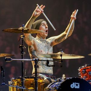 Travis Barker verkauft seine blutgetränkten Sneaker im Netz!