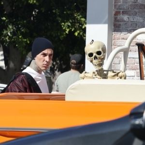 Gruselig! Travis Barker fährt ein Skelett durch die Gegend