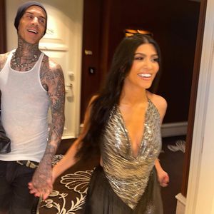 Überlebte Flugzeugabsturz: Travis Barker fliegt erstmals