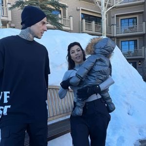 Süß: Kourtney Kardashian und Travis planschen mit Sohn Rocky