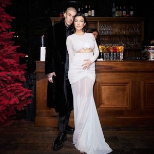 Mit offener Hose: Kourtney Kardashian zeigt ihren Babybauch