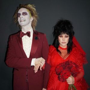 Travis Barker und Kourtney schocken im "Beetlejuice"-Stil