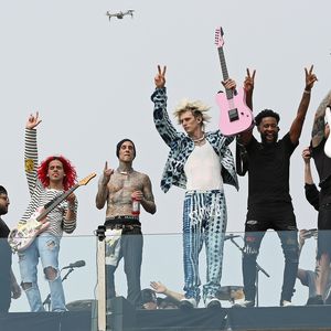 Machine Gun Kelly spielt Gig mit Megan Fox und Kourtney K.