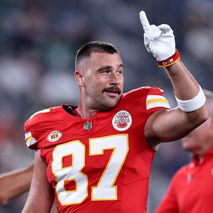 Die Kansas City Chiefs feiern Travis Kelce am 35. Geburtstag