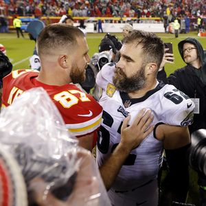 Jason Kelce gewinnt erstmals NFL-Spiel gegen Bruder Travis!