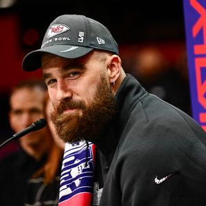 Nach Schießerei: Travis Kelce posiert lachend mit Polizisten