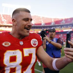 Taylor-Romanze: Travis Kelce kann nicht aufhören zu grinsen!