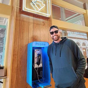 Mal ohne seine Taylor: Travis Kelce checkt Pizzaladen aus