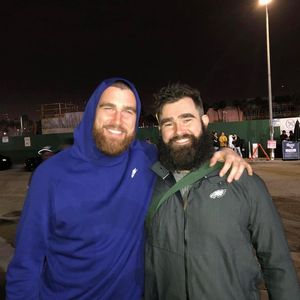 Travis und Jason Kelce feiern Millionen-Deal mit Podcast