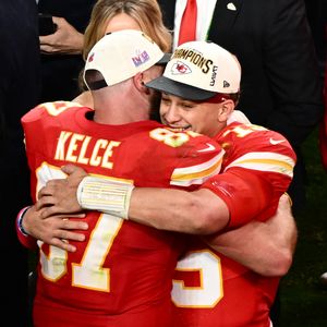 Patrick Mahomes schwärmt heftig von Travis Kelce
