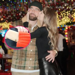 Über 5.000 Euro wert: Travis schenkt Taylor Swift Armband