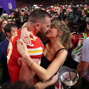Taylor Swift und Travis turteln miteinander auf Spendengala!