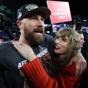 Ohne Travis? So feiert Taylor Swift ihren Grammy-Gewinn!