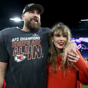 Taylor Swift unterstützt Travis am Set seiner neuen TV-Show