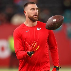Neue Saison: Travis Kelce überrascht Fans mit neuer Frisur