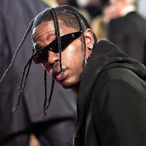 Travis Scott wurde durch Requisit von der Bühne gestoßen!