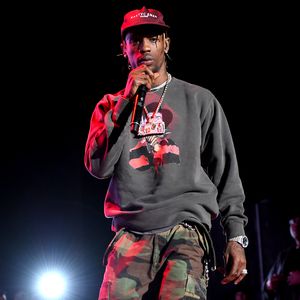 "Unaufhaltsam": Travis Scott performt trotz Knieverletzung!