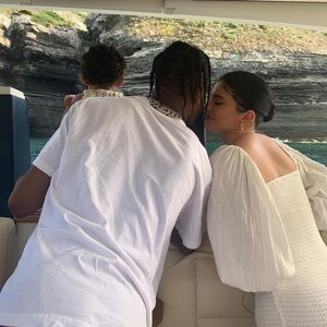 Kurz nach Liebescomeback: Kylie teilt Family-Pic mit Travis