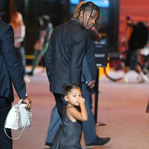 Travis Scott genießt den Vatertag mit Töchterchen Stormi!