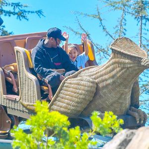 Schöne Papa-Momente: Travis Scott mit Stormi im Freizeitpark