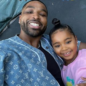 Nach Geburt: Hier trägt Tristan Thompson Töchterchen True