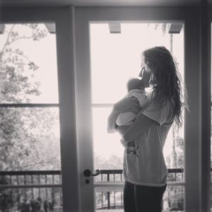 Überraschungsgeburt: PLL-Troian postet erstes Foto mit Baby